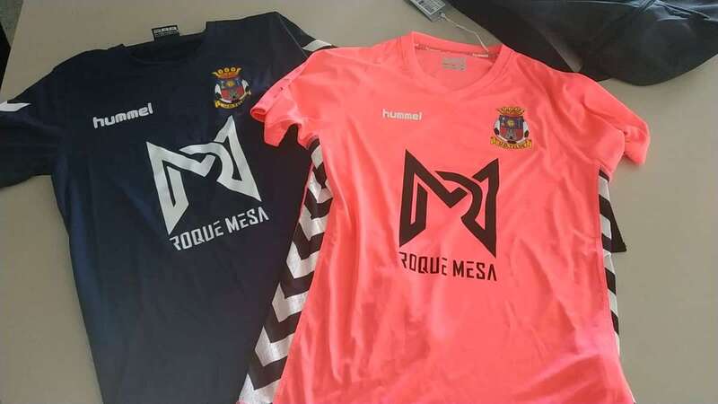 El benjamín A y el B ya lucen en sus equipaciones el logo de Roque Mesa (Foto TA)